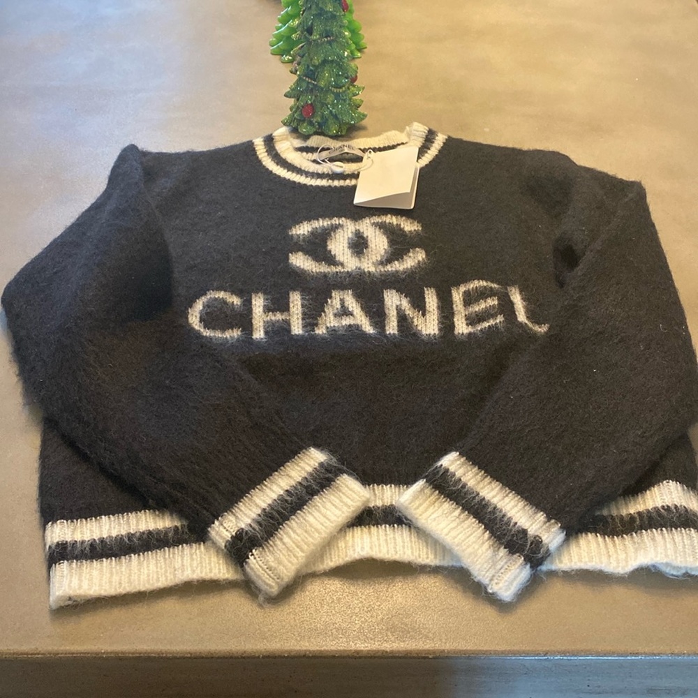 New Chanel white and black sweater made of wool and cashmere.